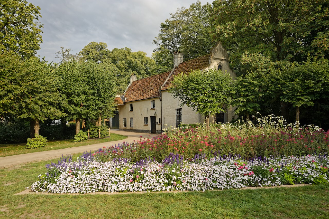 Photo of Brugge, België. Minnewater Park.
