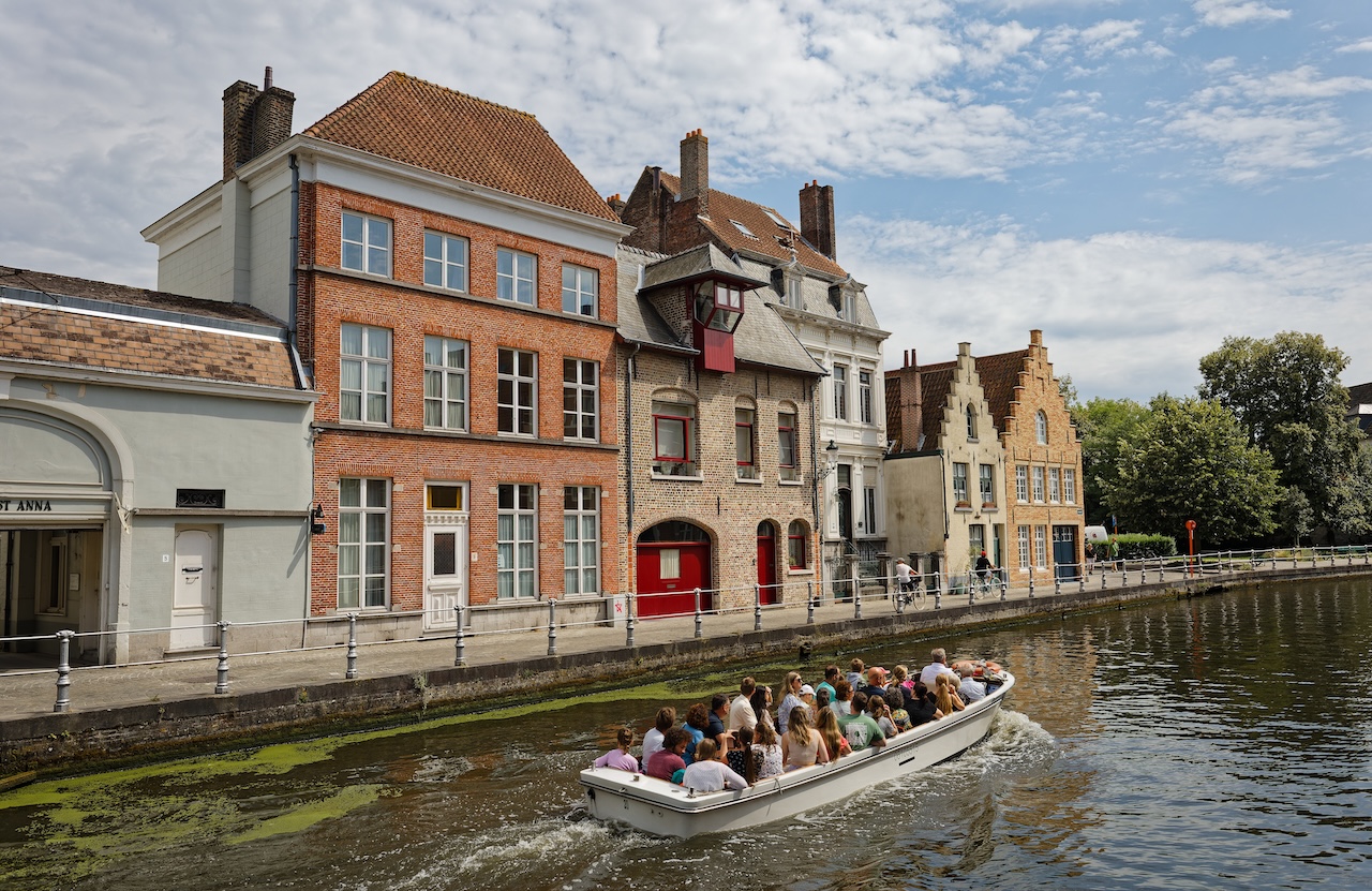 Photo of Brugge, België. Kasteel Minnewater.